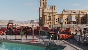 Una piscina al aire libre (de 10:00 a 20:00), sombrillas, tumbonas