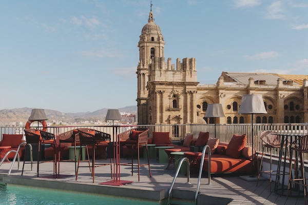 Una piscina al aire libre (de 10:00 a 20:00), sombrillas, tumbonas