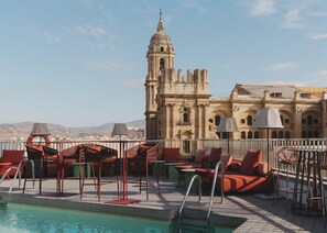 Una piscina al aire libre (de 10:00 a 20:00), sombrillas, tumbonas