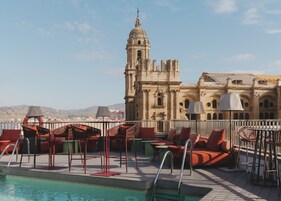 室外游泳池，10:00 至 20:00 开放，池畔遮阳伞，日光浴躺椅