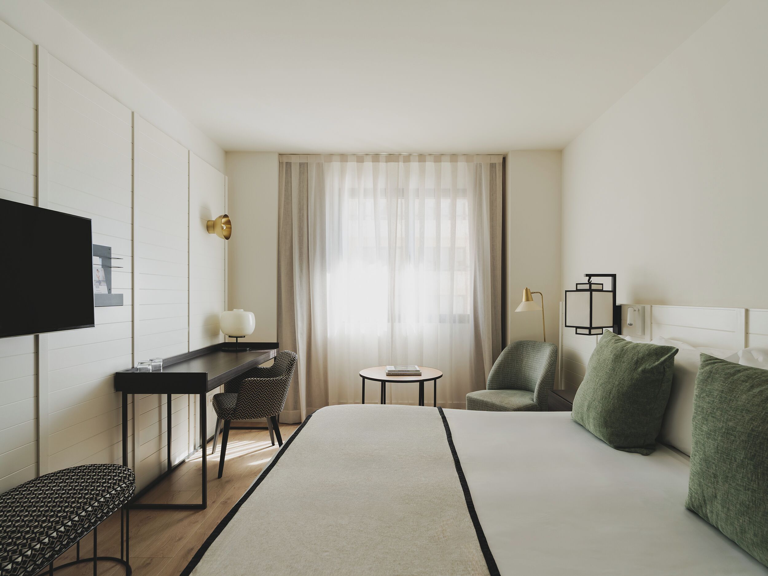 Cubrecamas, minibar, caja de seguridad en la habitación y escritorio 