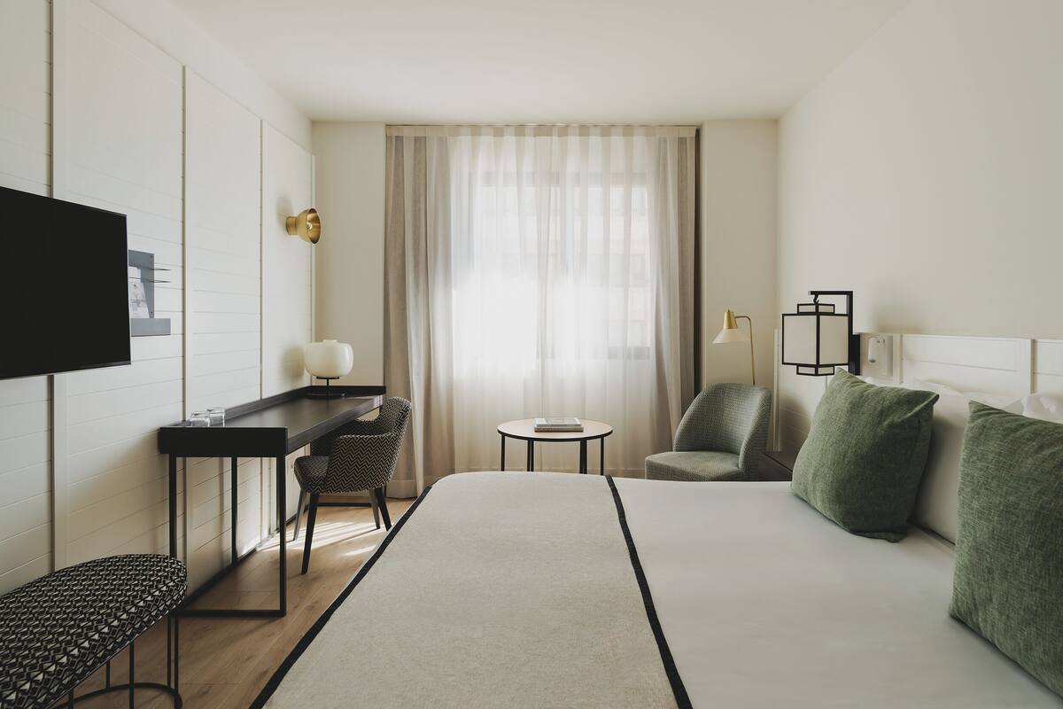 Cubrecamas, minibar, caja de seguridad en la habitación y escritorio 