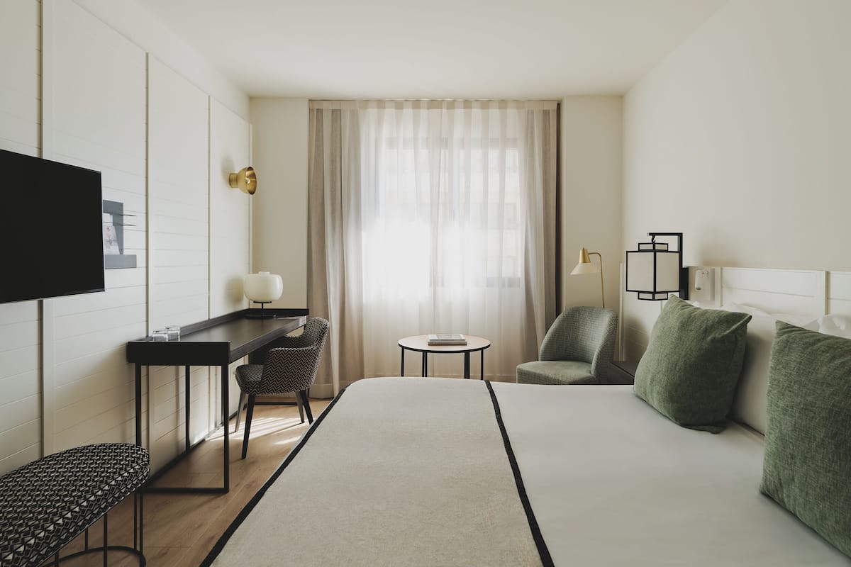 Edredones de plumas, minibar, caja fuerte y escritorio