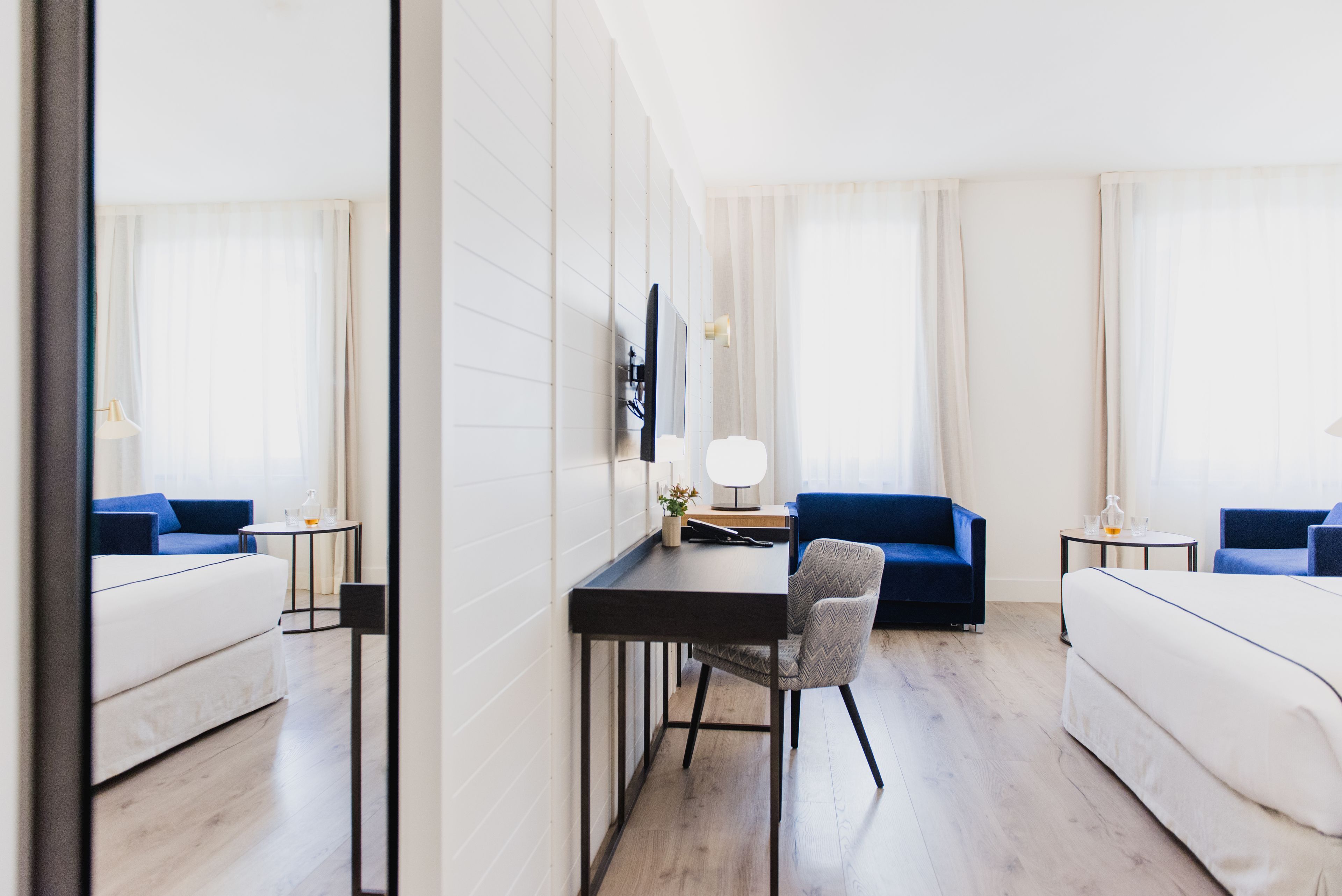 Untuvapeitot, minibaari, tallelokero huoneessa, työpöytä