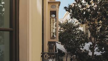 Donzen dekbedden, een minibar, een kluis op de kamer, een bureau