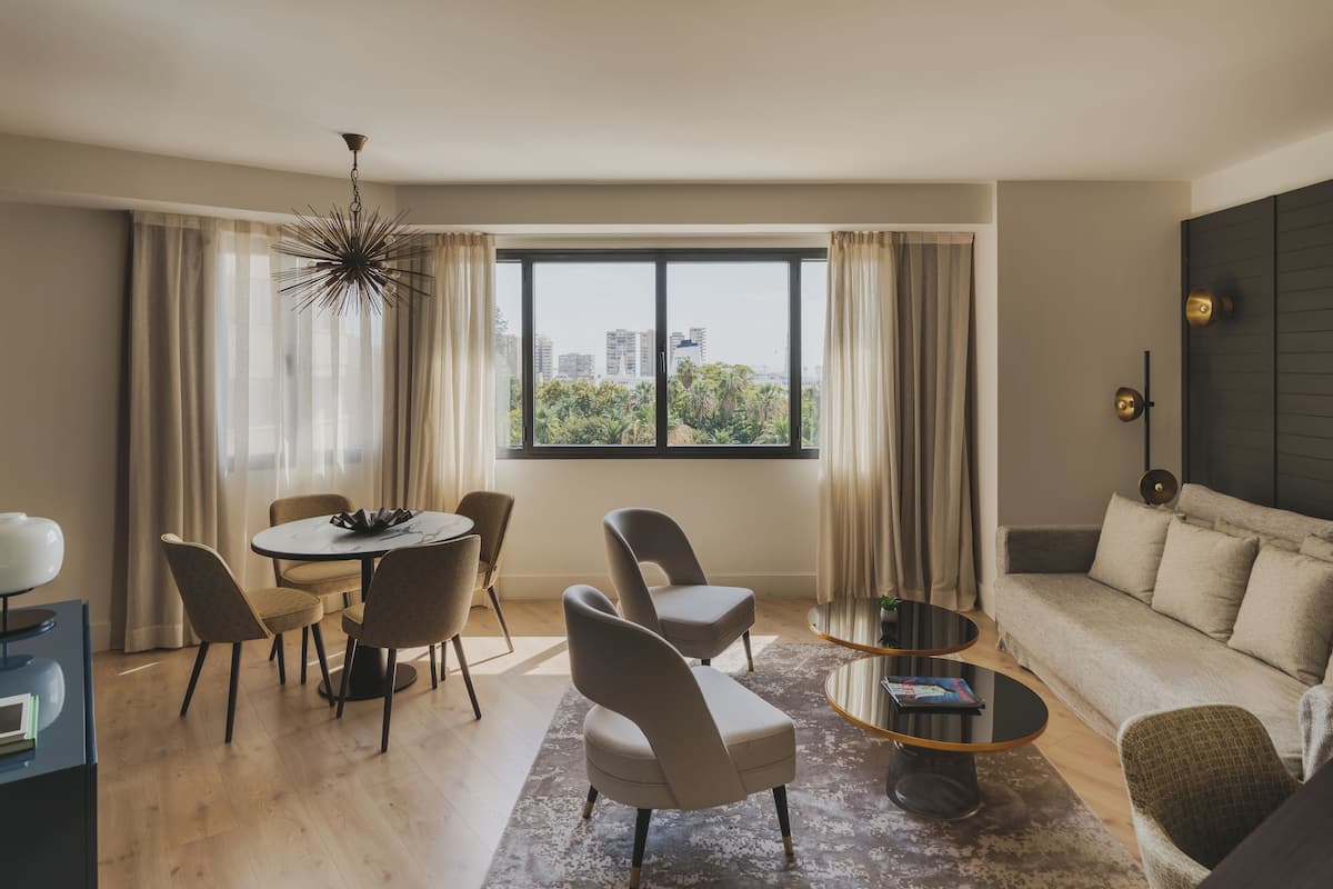 Cubrecamas, minibar, caja de seguridad en la habitación y escritorio 