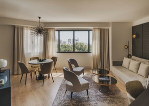 Duntäcken, minibar, värdeförvaringsskåp på rummet och skrivbord