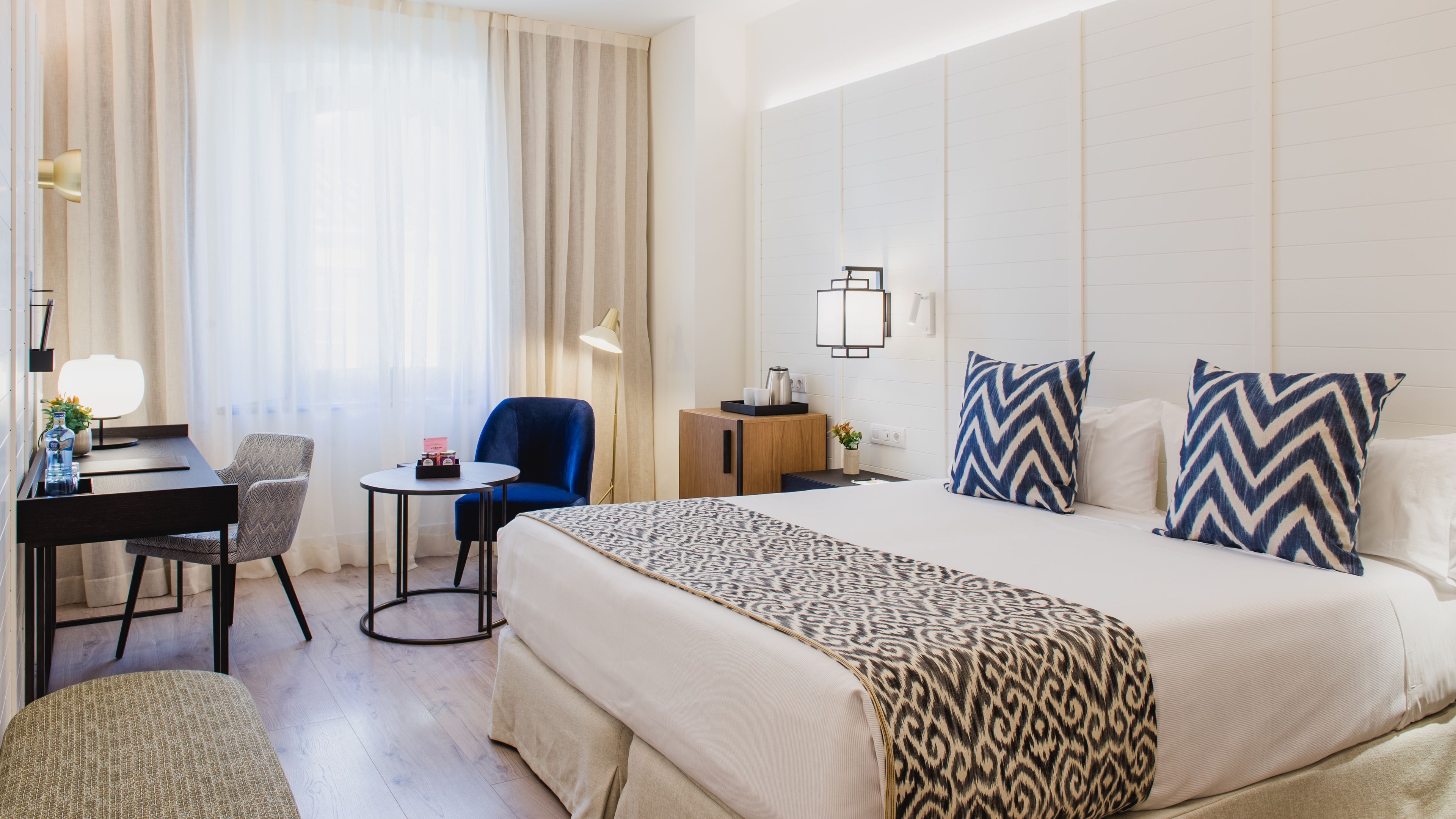 Untuvapeitot, minibaari, tallelokero huoneessa, työpöytä