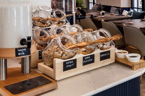 Desayuno buffet diario (EUR 20 por persona)