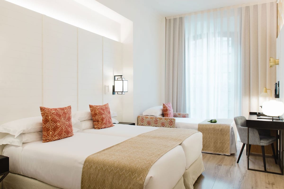 Untuvapeitot, minibaari, tallelokero huoneessa, työpöytä