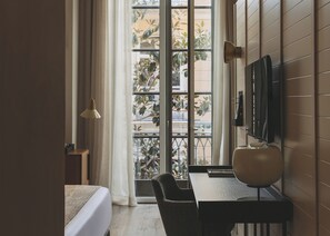 Edredones de plumas, minibar, caja fuerte y escritorio