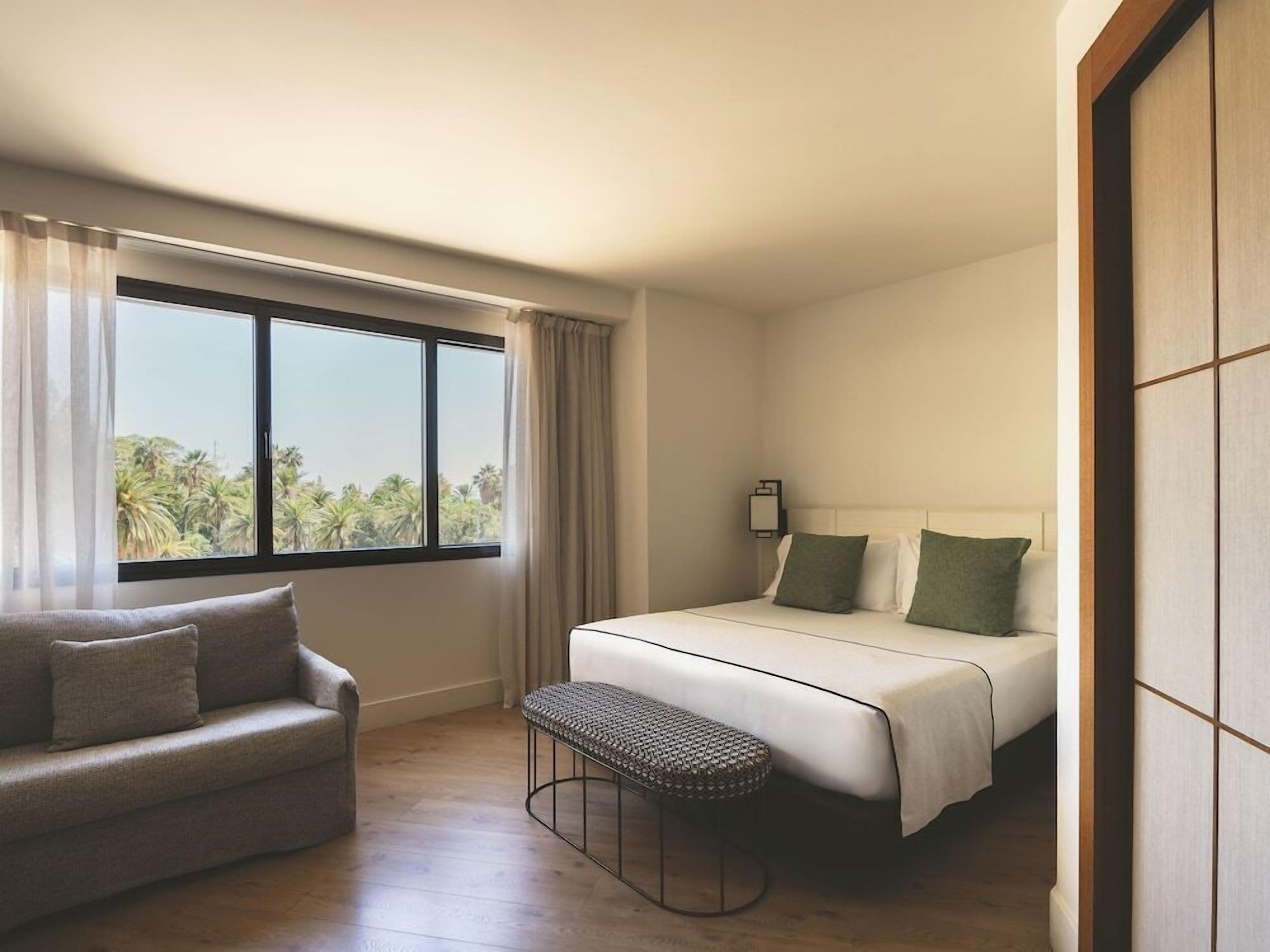 Cubrecamas, minibar, caja de seguridad en la habitación y escritorio 