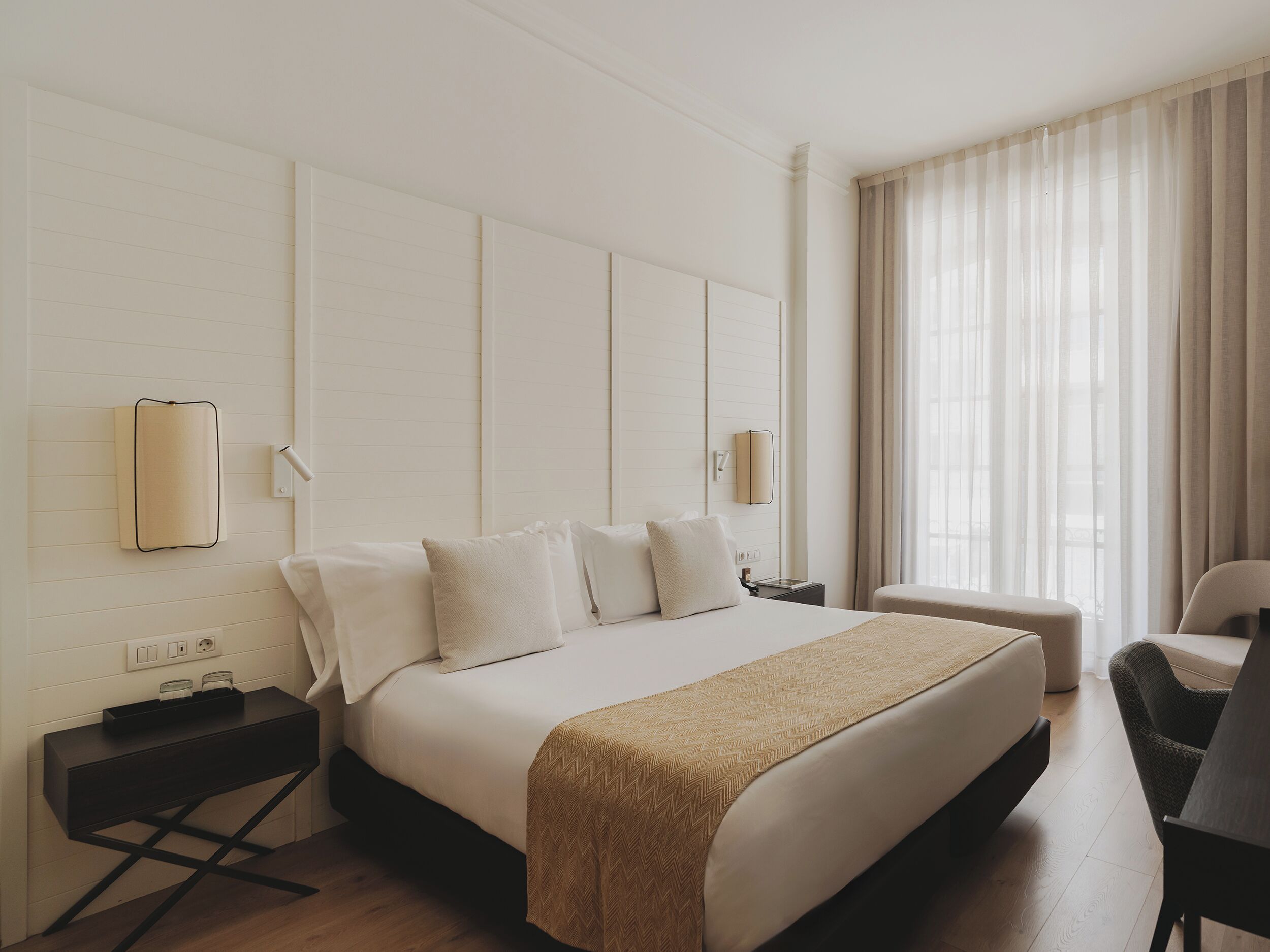 Cubrecamas, minibar, caja de seguridad en la habitación y escritorio 