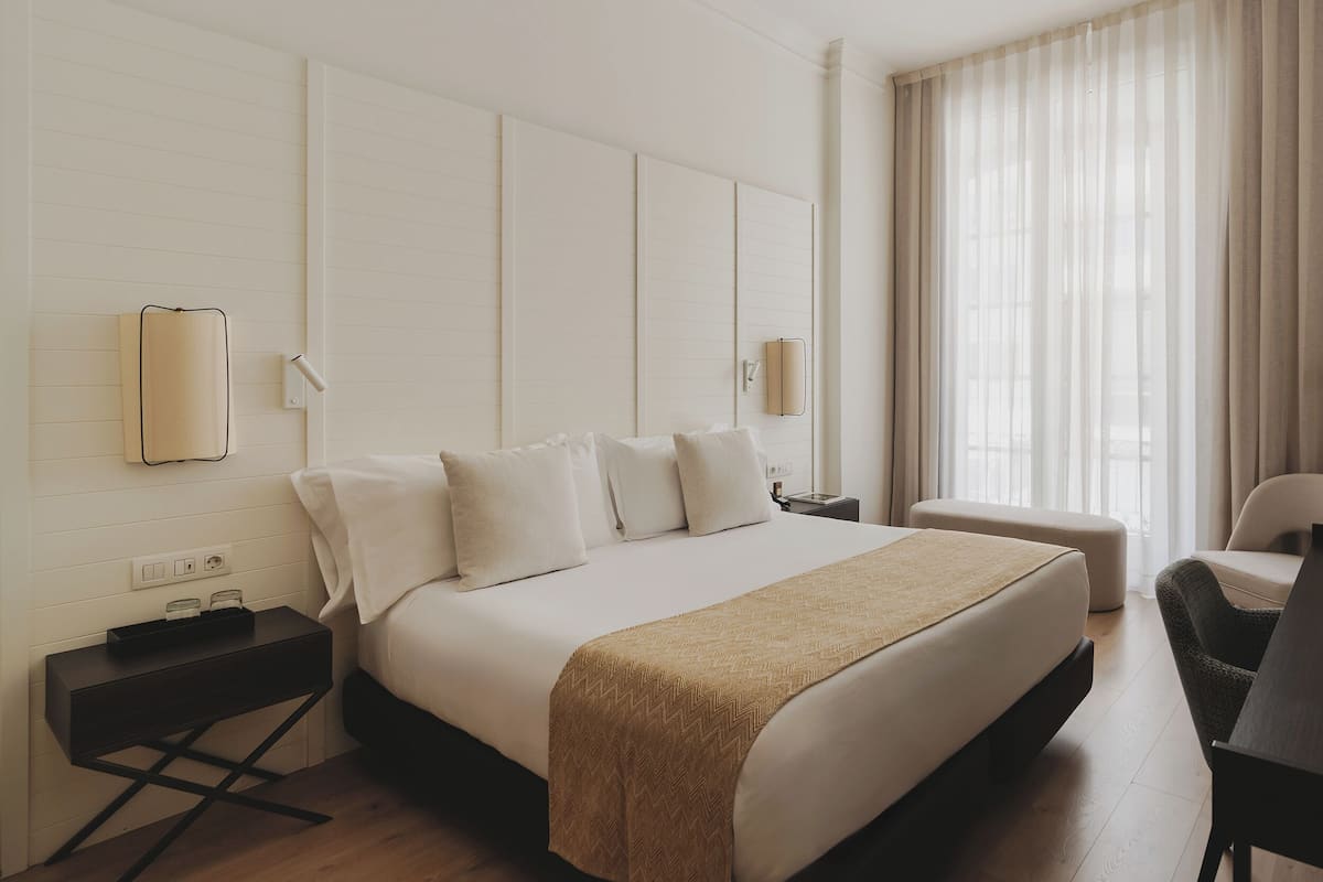 Edredones de plumas, minibar, caja fuerte y escritorio