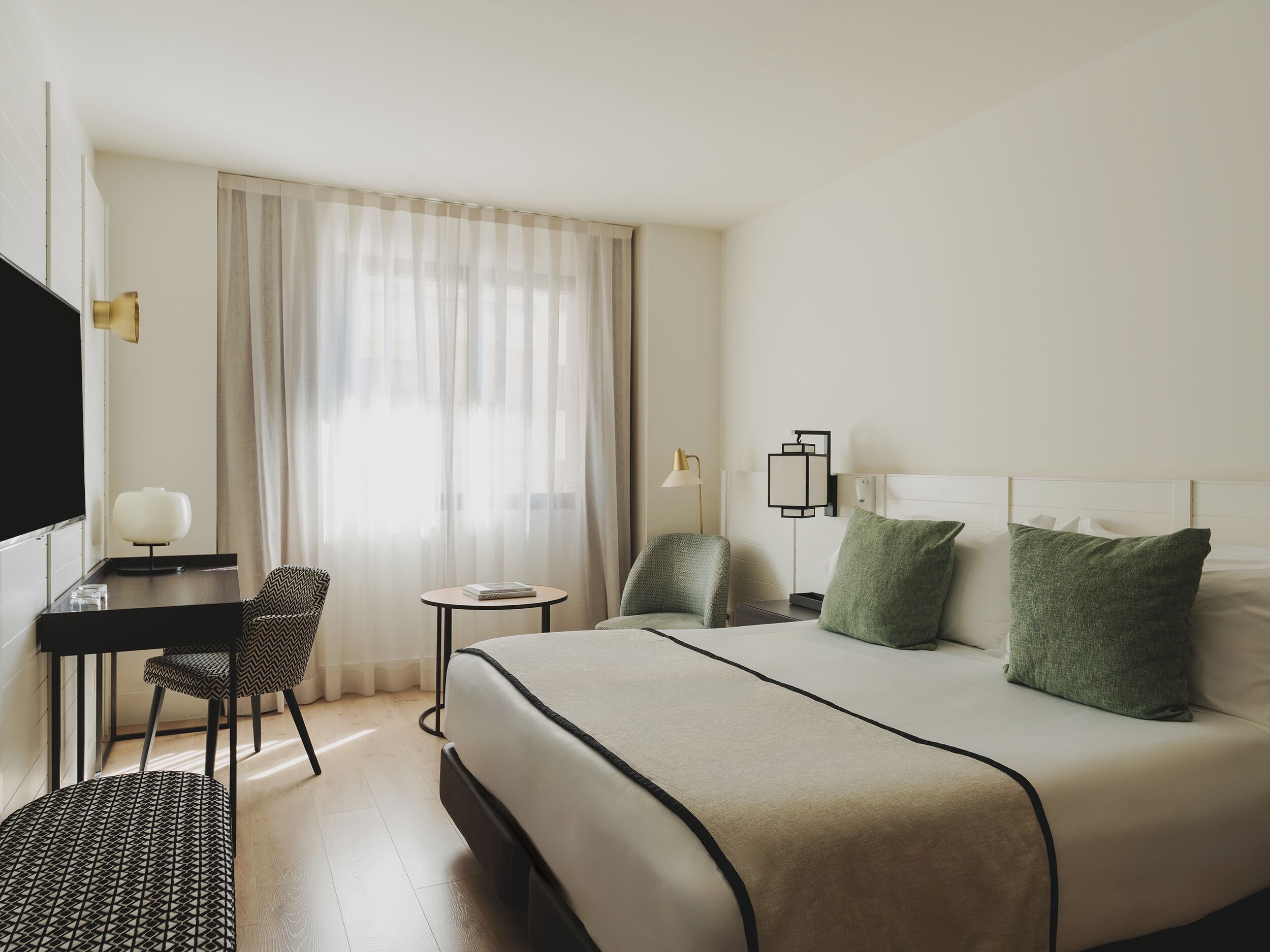 Cubrecamas, minibar, caja de seguridad en la habitación y escritorio 