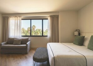 Duntäcken, minibar, värdeförvaringsskåp på rummet och skrivbord