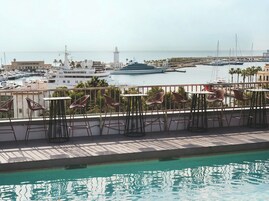 室外游泳池，10:00 至 20:00 开放，池畔遮阳伞，日光浴躺椅