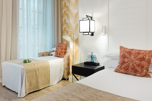 1 habitación, cubrecamas, minibar y caja de seguridad en la habitación