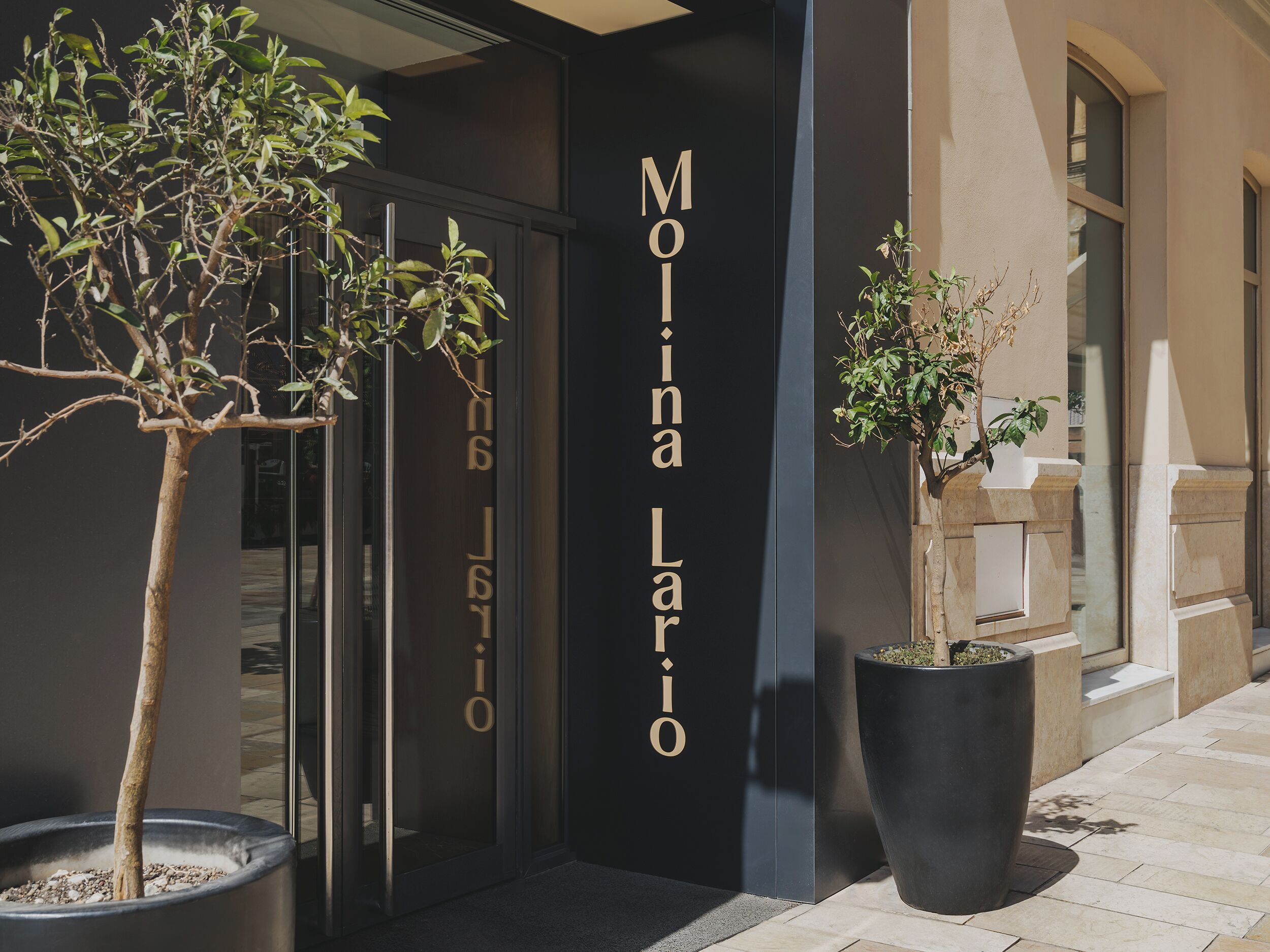 Vista frontal de la propiedad