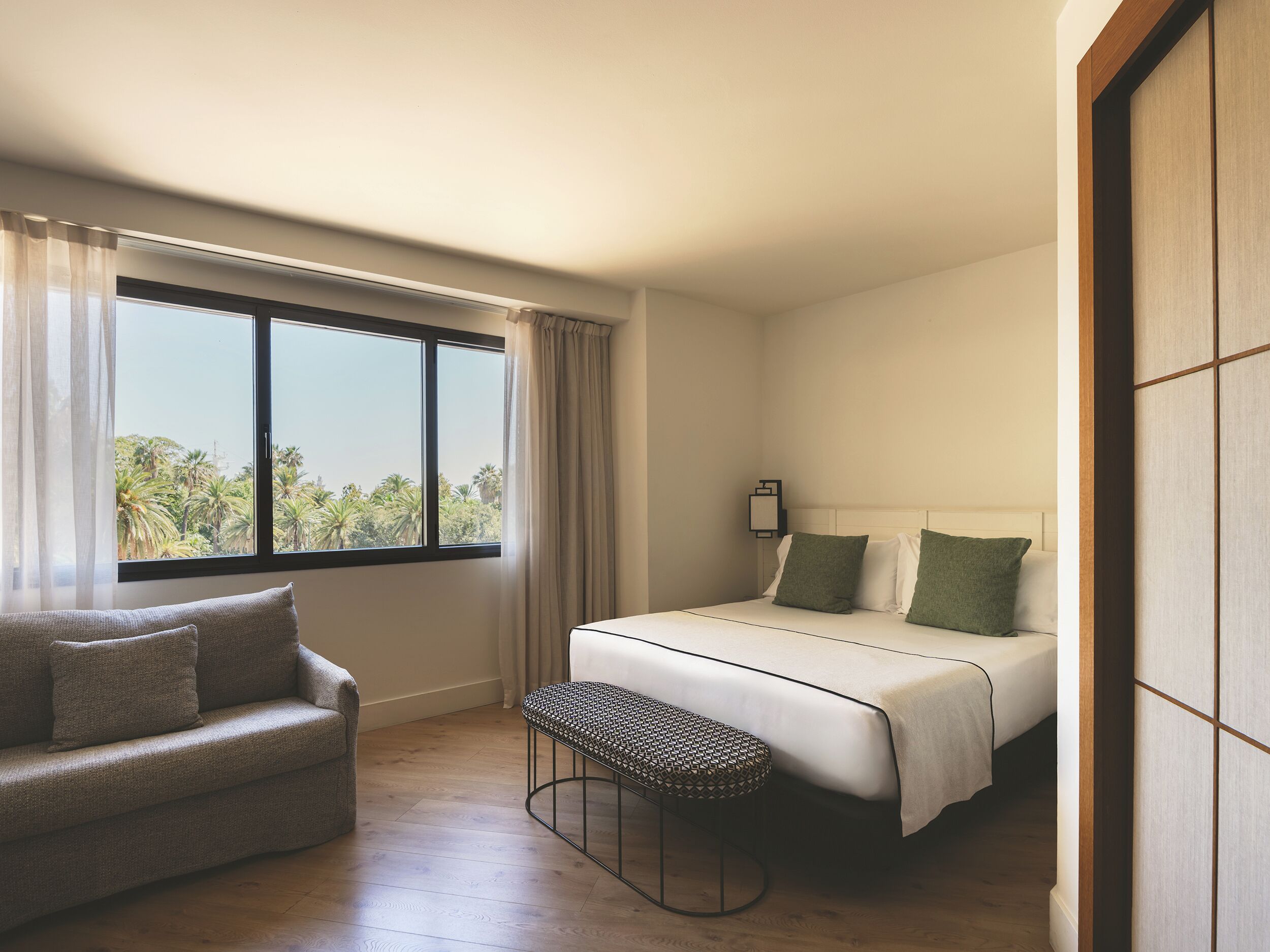 Cubrecamas, minibar, caja de seguridad en la habitación y escritorio 