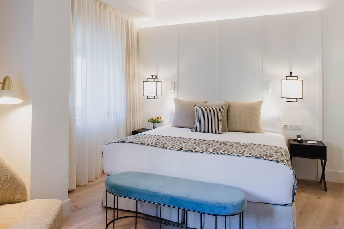 Untuvapeitot, minibaari, tallelokero huoneessa, työpöytä