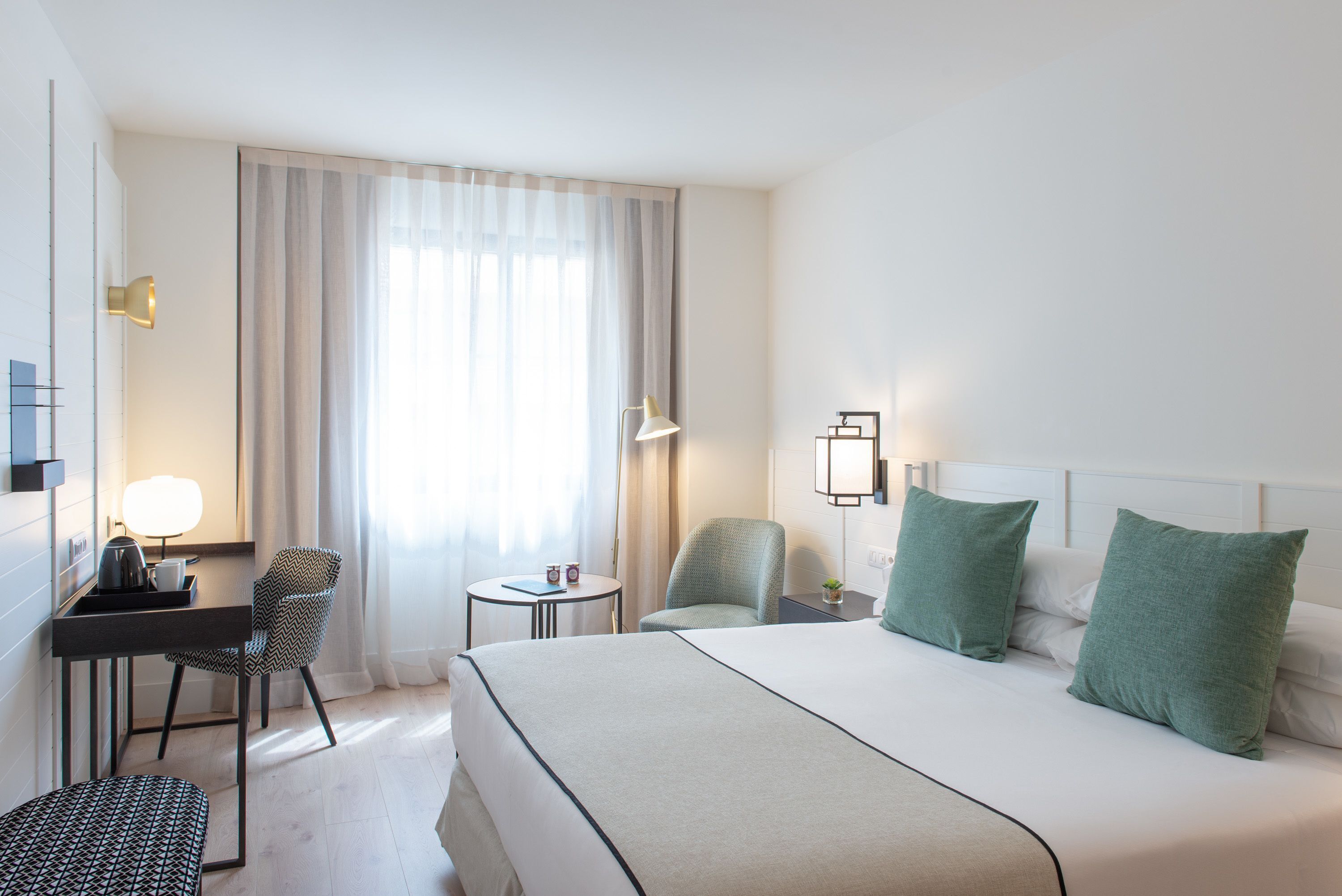 Untuvapeitot, minibaari, tallelokero huoneessa, työpöytä