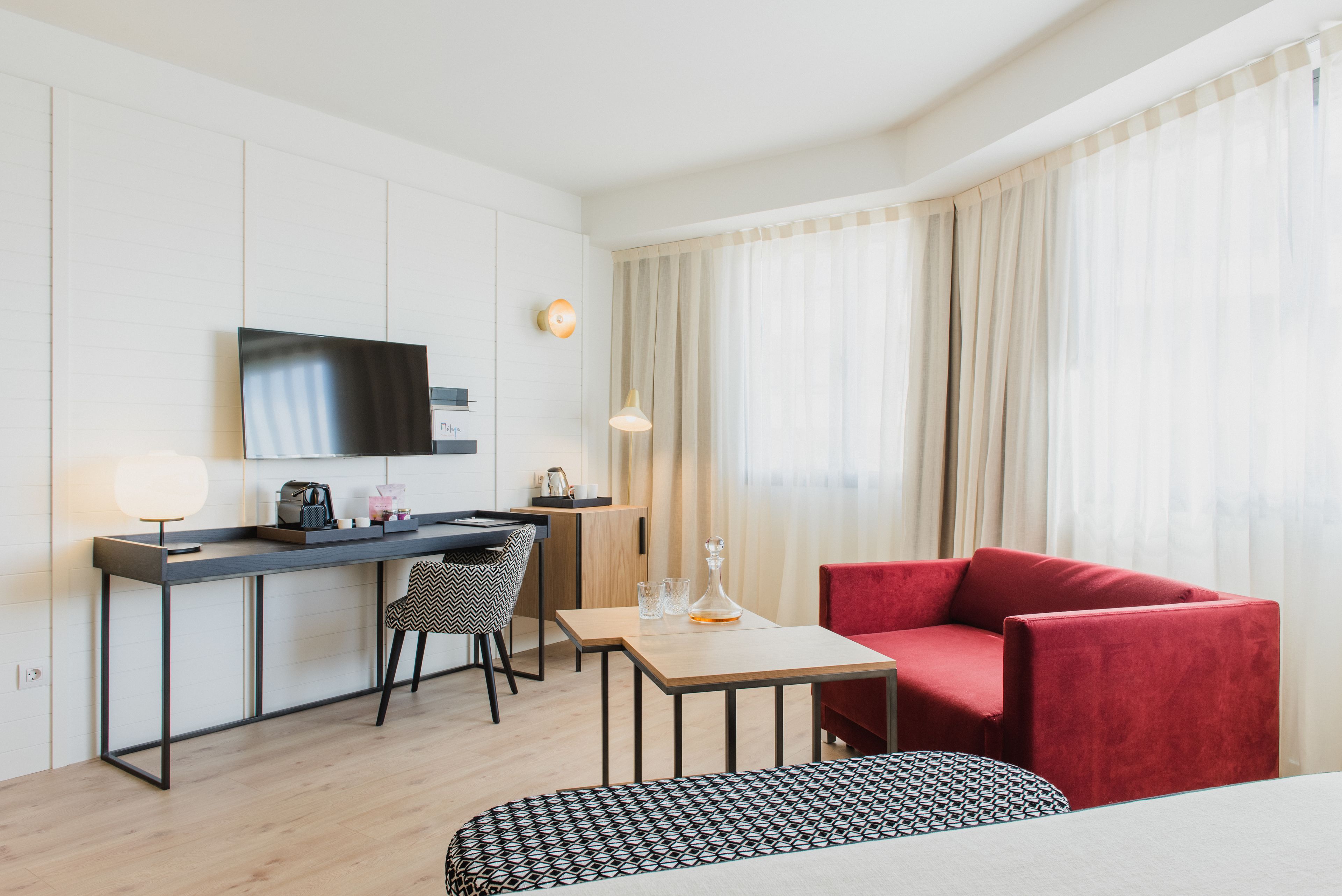 deluxe room, 1 double or 2 single beds | 1 bedroom, down duvets, minibar, in-room safe