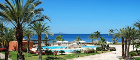 Ulkouima-allas, aurinkovarjoja, aurinkotuoleja