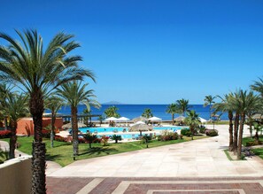 Hồ bơi ngoài trời, dù/ô trên bãi biển/hồ bơi, ghế dài tắm nắng 