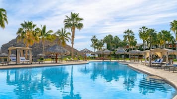 Piscine extérieure, parasols de plage, chaises longues