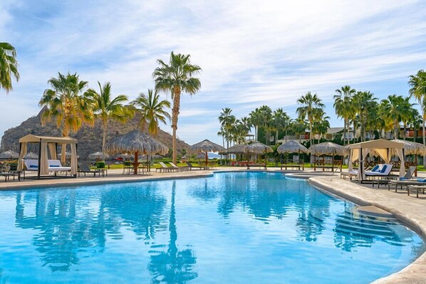 Outdoor pool, pool umbrellas, sun loungers - Loreto Bay Golf & Sea at Baja   (Loreto)
