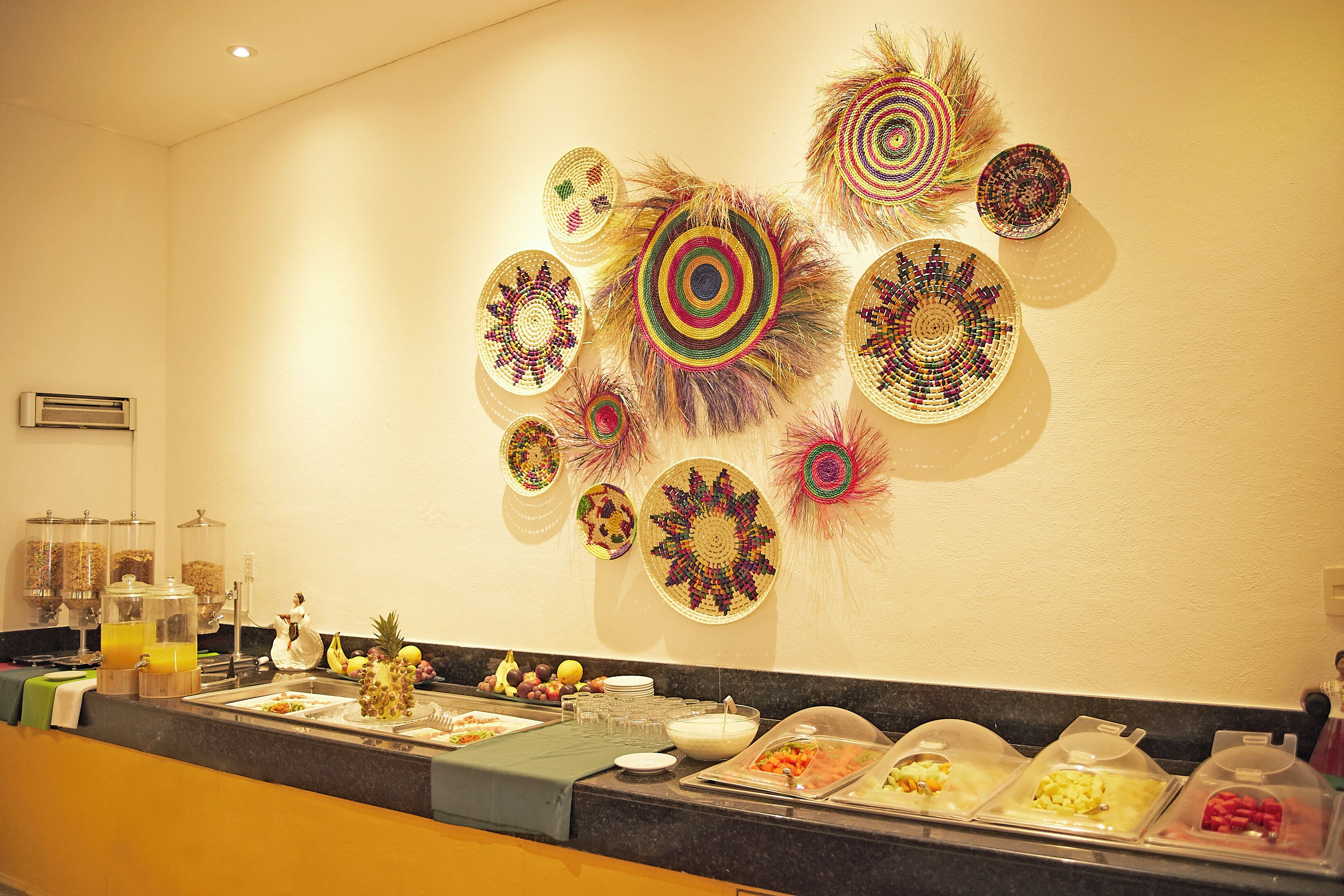 Un'area buffet con diversi cibi e decorazioni murali.