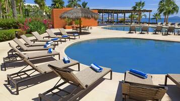 Piscine extérieure, parasols de plage, chaises longues