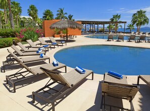 Outdoor pool, pool umbrellas, sun loungers - Loreto Bay Golf & Sea at Baja   (Loreto)