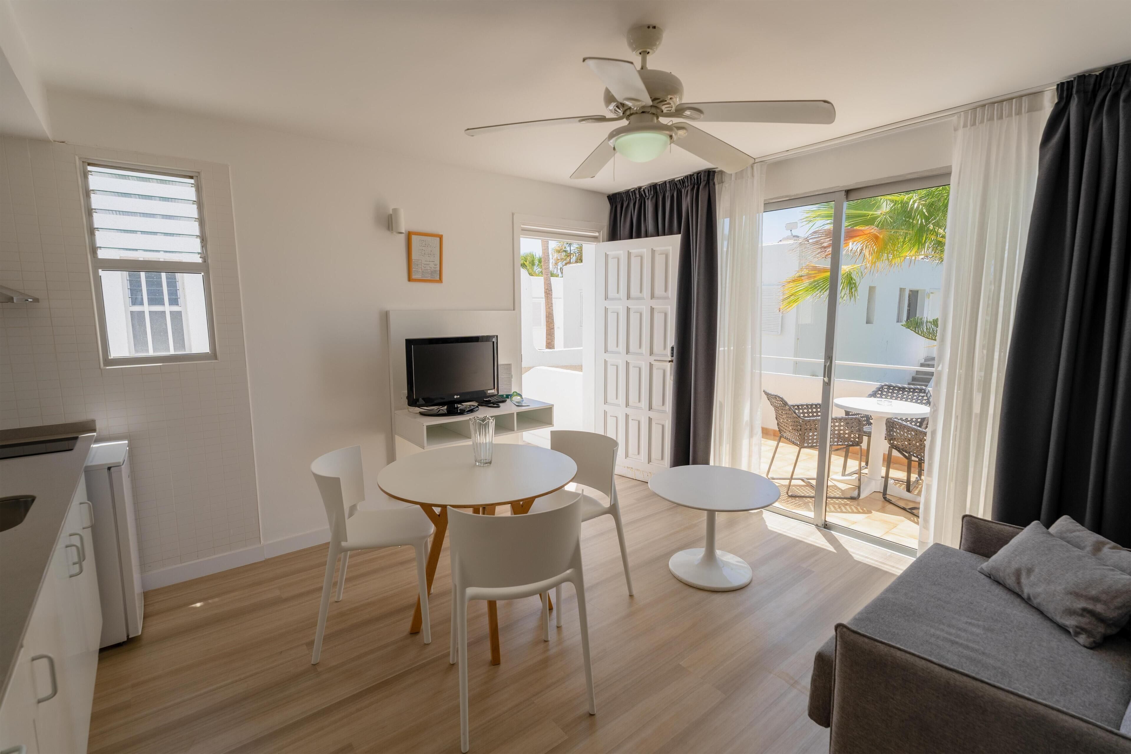 セーフティボックス (室内)、デスク、WiFi (無料)