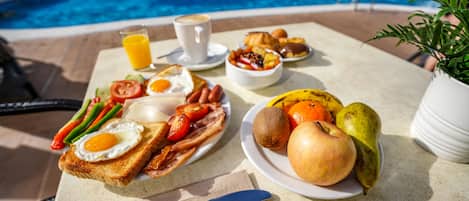 室外游泳池,日光浴躺椅