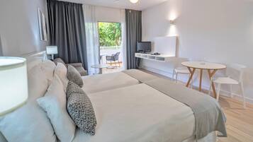 In-room safe, desk, free WiFi