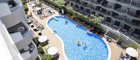 Outdoor pool, sun loungers