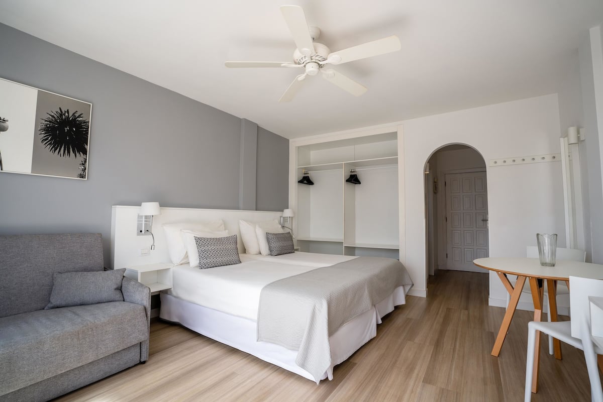 In-room safe, desk, free WiFi