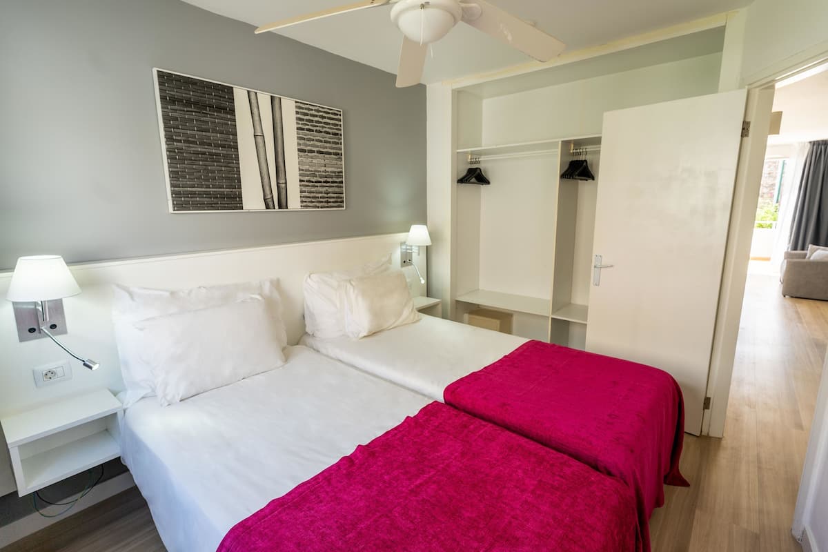 In-room safe, desk, free WiFi