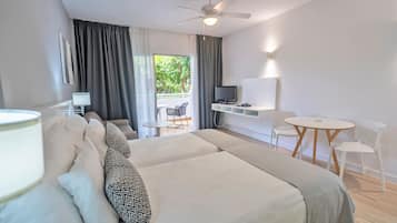 In-room safe, desk, free WiFi