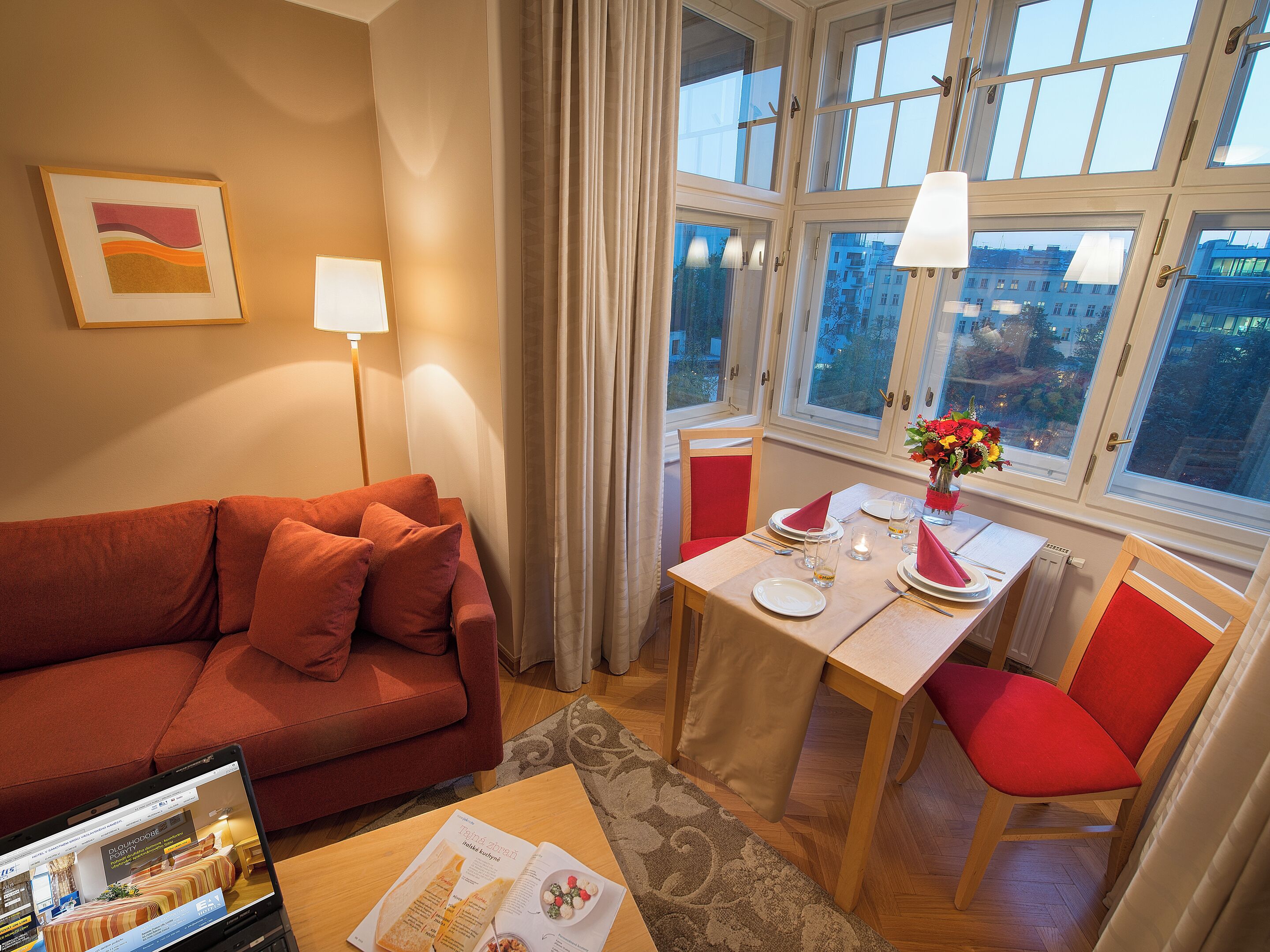 Een minibar, een kluis op de kamer, een bureau, een laptopwerkplek