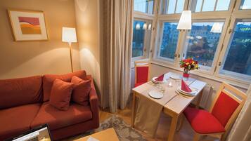 Een minibar, een kluis op de kamer, een bureau, een laptopwerkplek