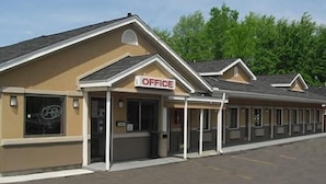 A building with a sign that reads "OFFICE" on the front. - Red Carpet Inn Orchard Park - Buffalo, NY (Orchard Park)