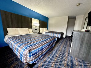 Desk, free WiFi, alarm clocks