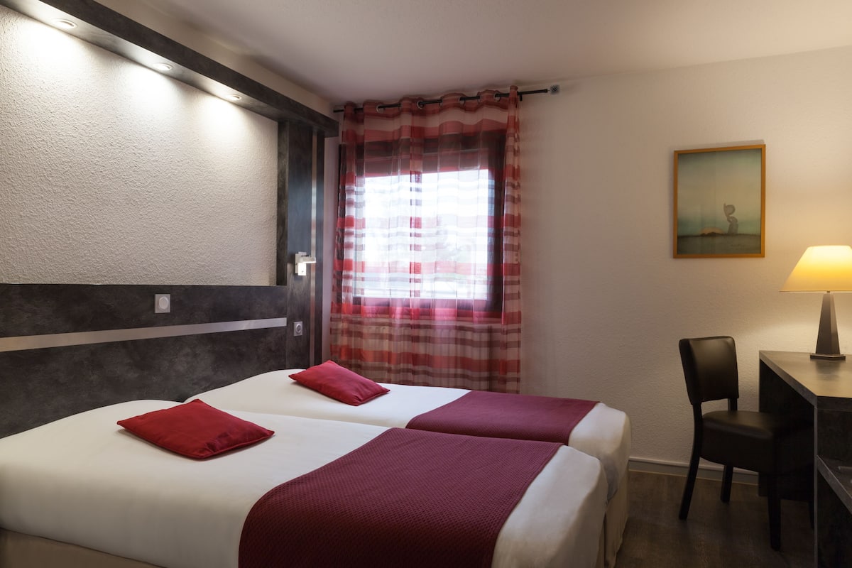 Select Comfort beds, in-room safe, desk, free WiFi