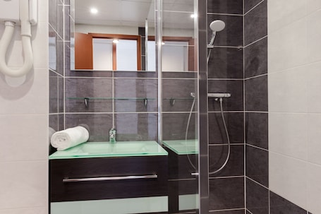 Hair dryer, towels. The Originals City, Hôtel Castel Burgond