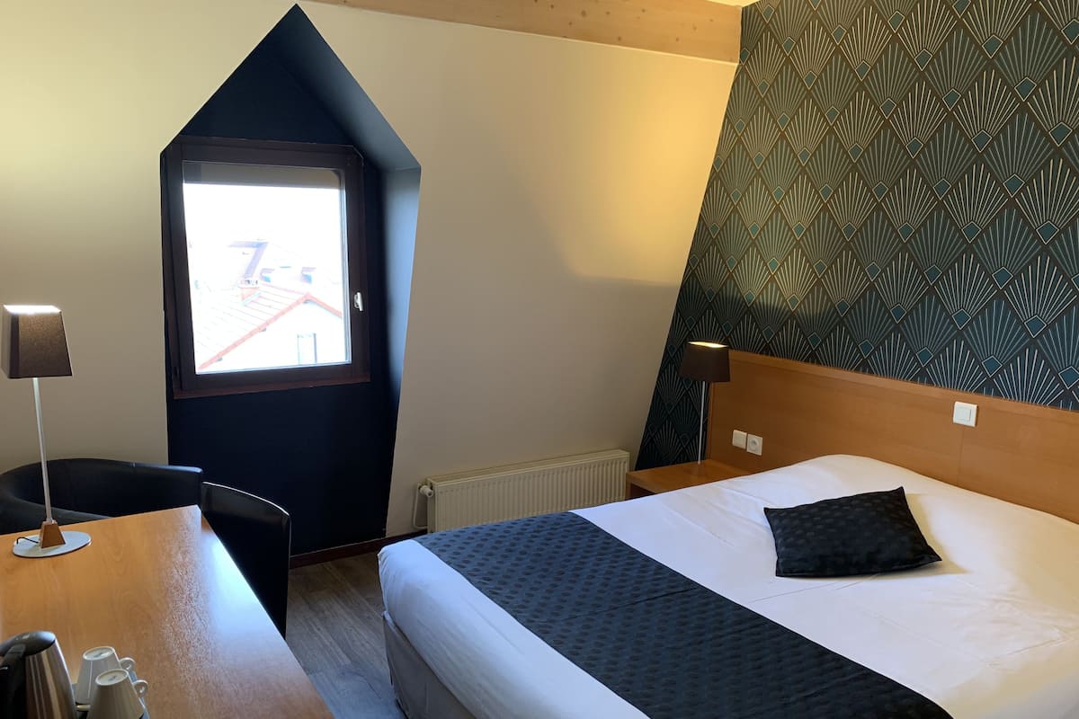 Select Comfort beds, in-room safe, desk, free WiFi
