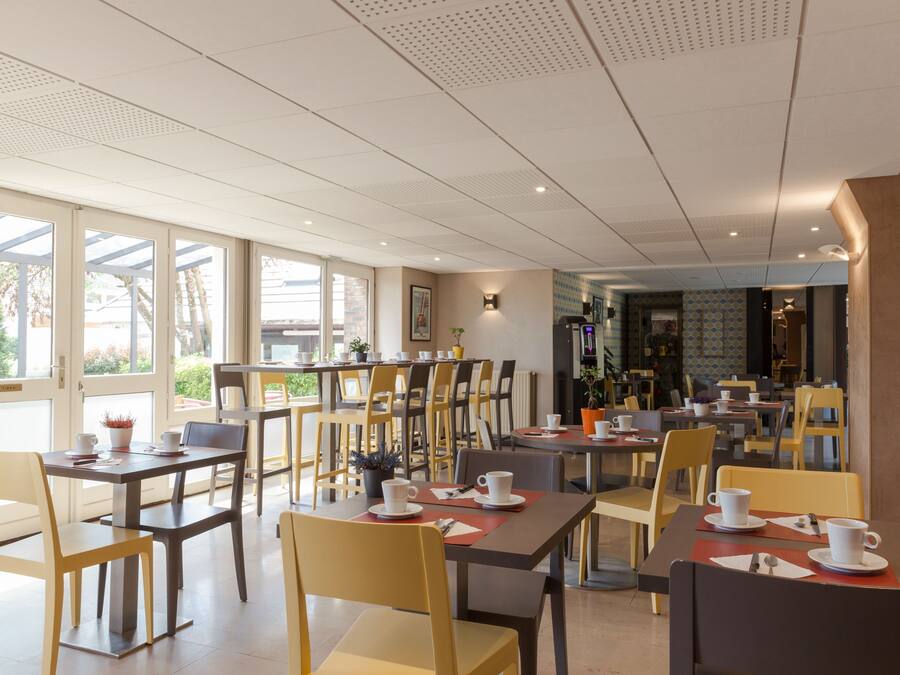 Sarapan prasmanan setiap hari (EUR 14 per orang)