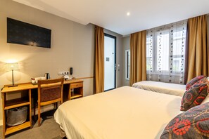 Chambre Triple | เครื่องนอนระดับพรีเมียม, โต๊ะทำงาน, พื้นที่ทำงานแบบใช้แล็ปท็อป